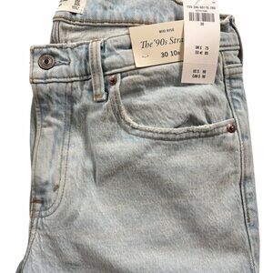 Abercrombie & Fitch Mid Rise 90’s Straight Jean NWT